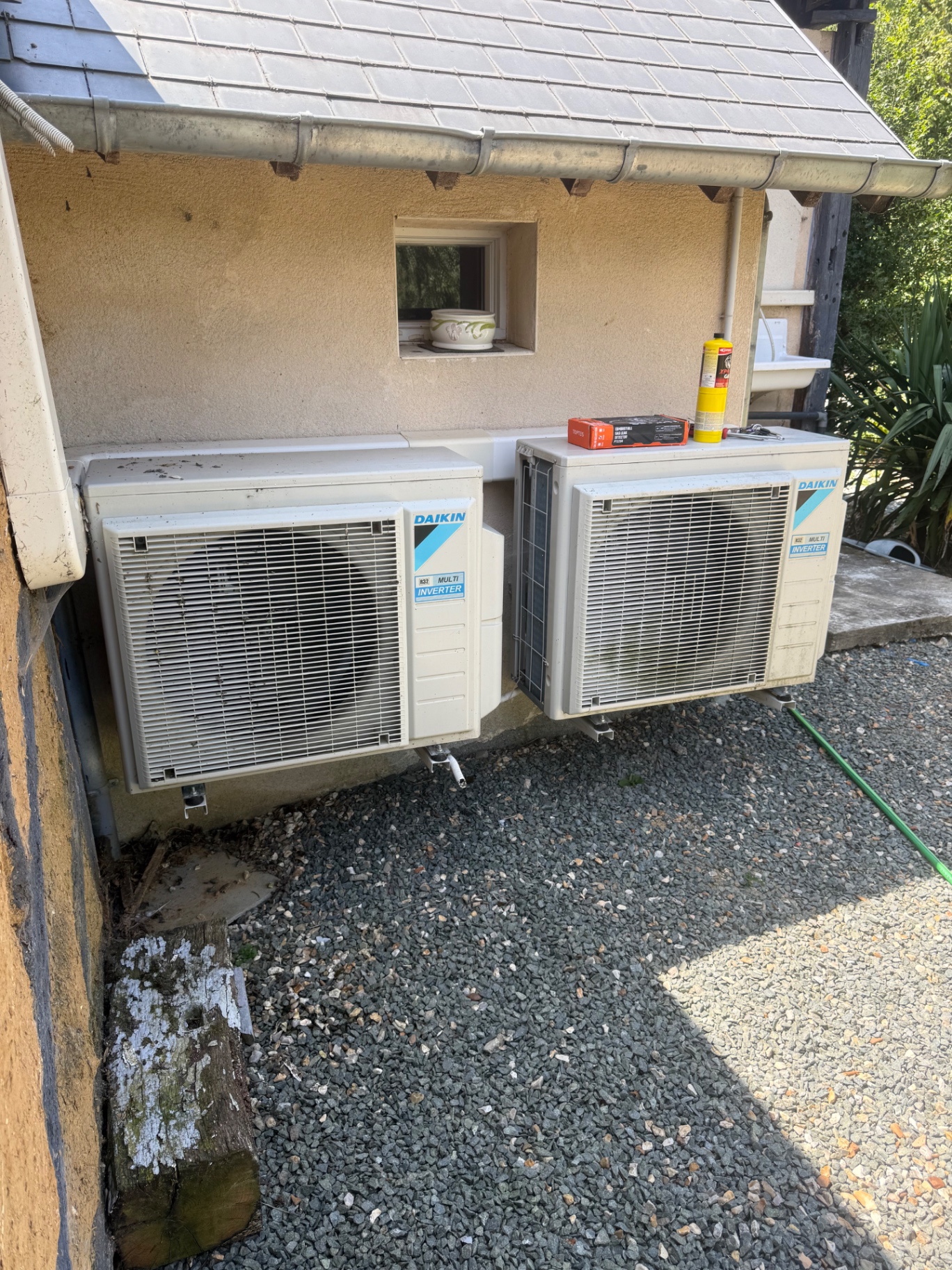 Deux groupes extérieurs Daikin multi inverter posés en façade