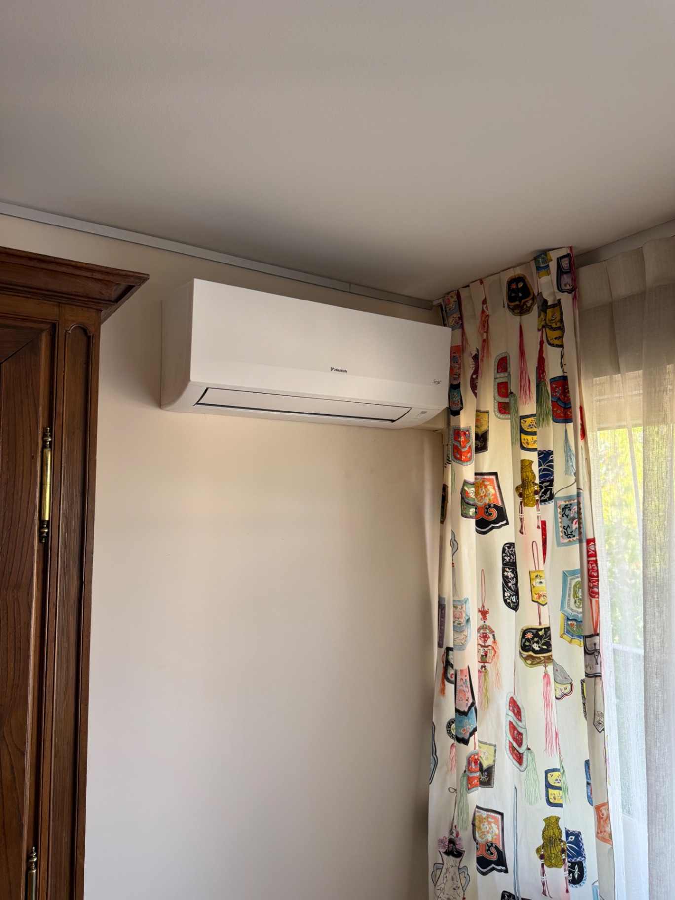 Climatisation Daikin en salon avec finition parfaite