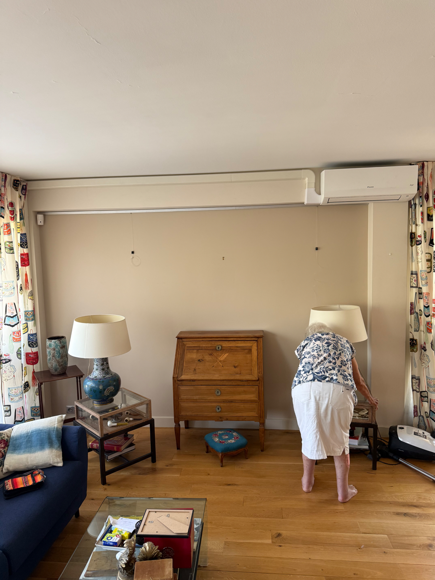 Climatisation Daikin avec goulotte technique intégrée au plafond