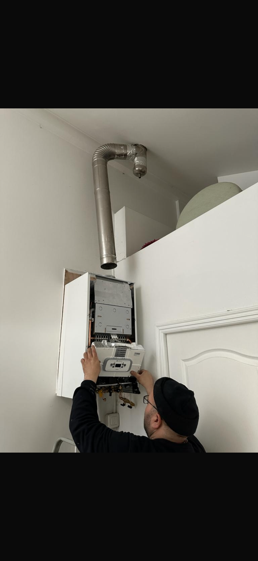 Technicien Maison du Gaz en intervention sur une chaudière ouverte