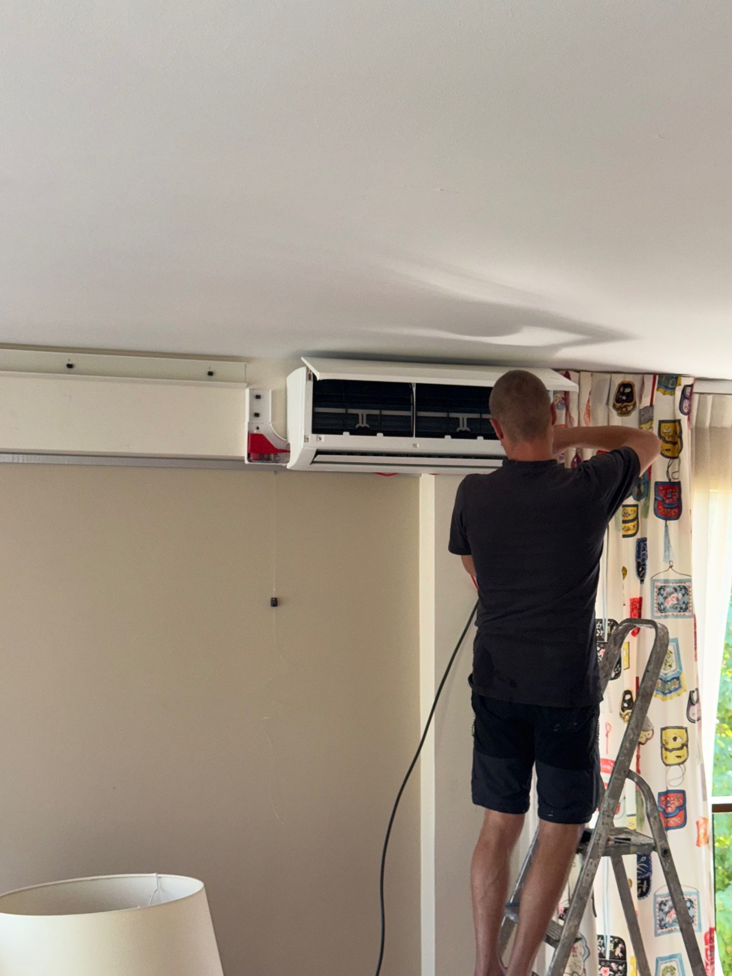 Technicien Maison du Gaz en intervention sur une climatisation Daikin