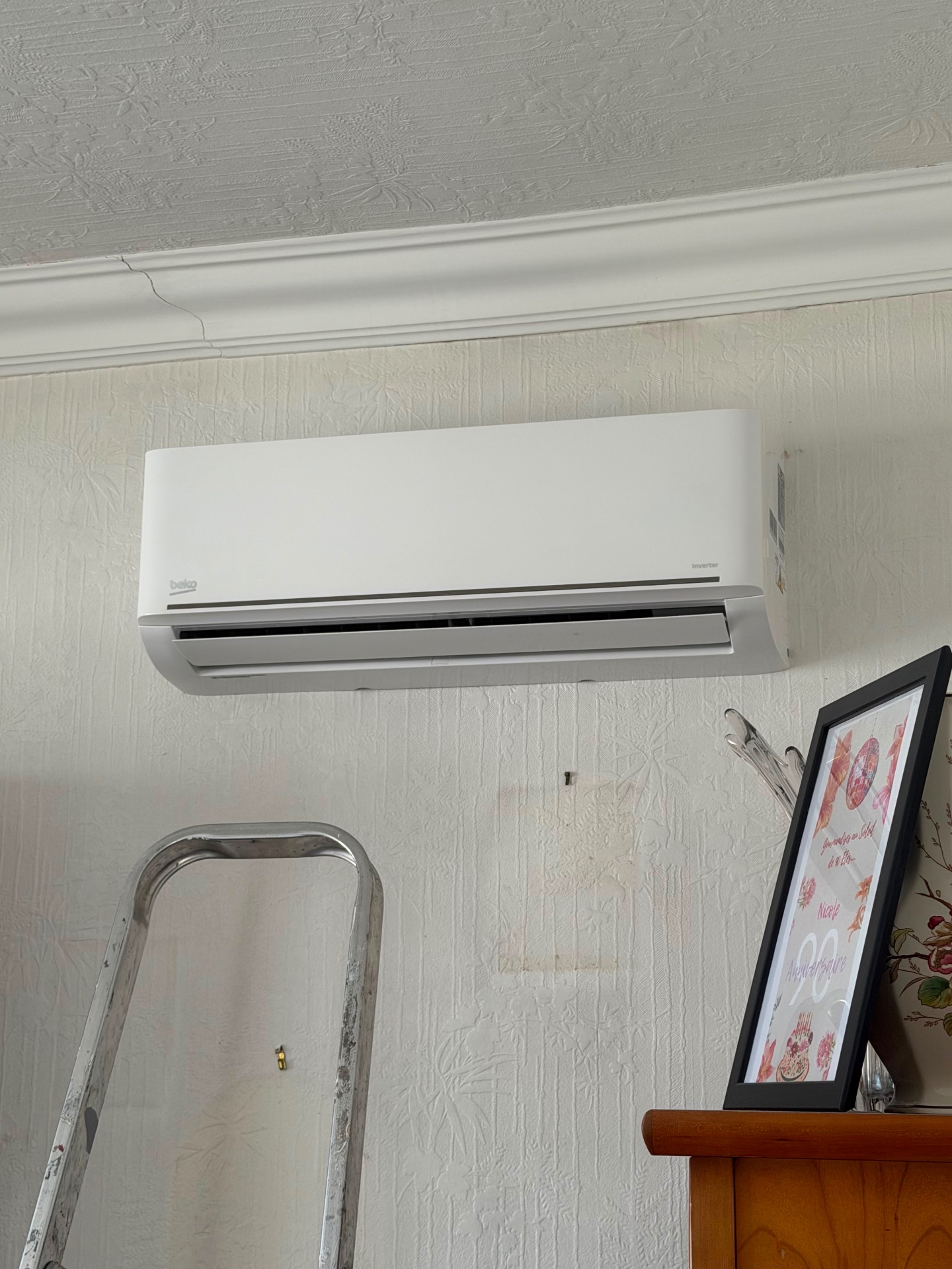Climatisation Beko Inverter installée dans un séjour