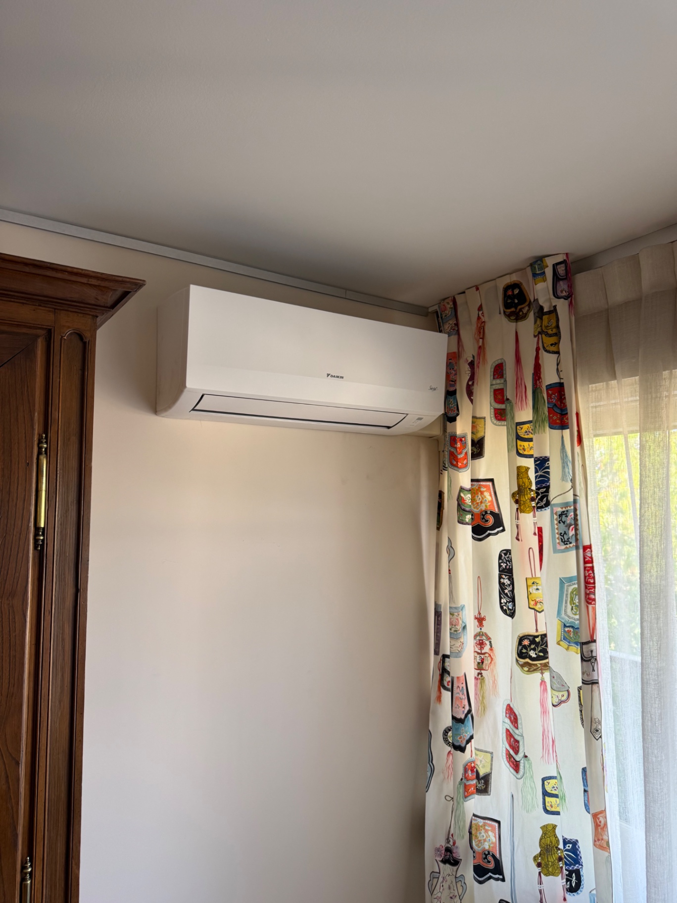Climatisation Daikin murale posée en angle de pièce