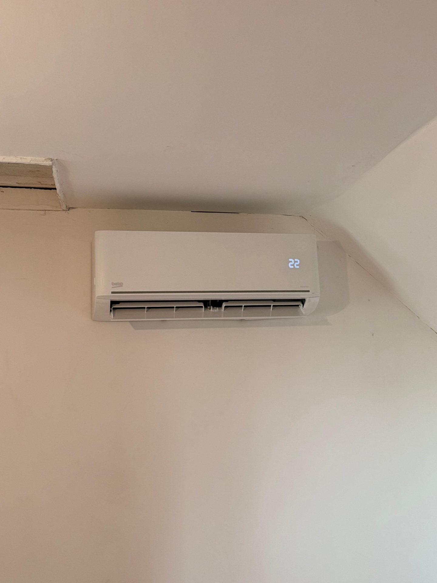 Climatisation Beko en fonctionnement affichant 22°C dans une chambre